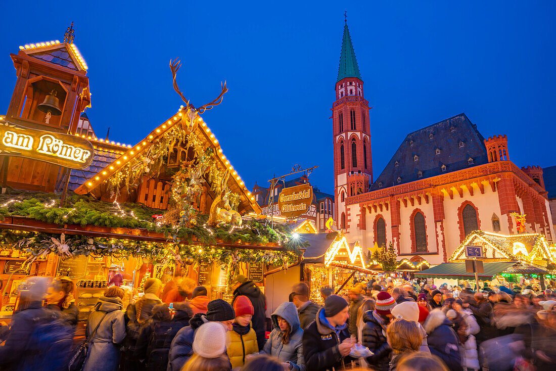 Blick auf den Weihnachtsmarkt auf dem Römerbergplatz in der Abenddämmerung, Frankfurt am Main, Hessen, Deutschland, Europa