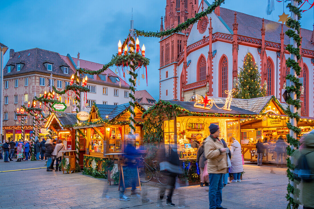 Blick auf den Weihnachtsmarkt und Maria Chappel auf dem Marktplatz, Würzburg, Bayern, Deutschland, Europa