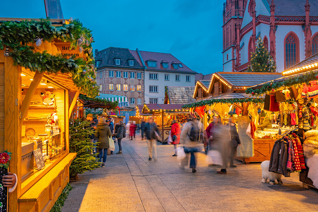 Blick auf den Weihnachtsmarkt und Maria Chappel auf dem Marktplatz, Würzburg, Bayern, Deutschland, Europa