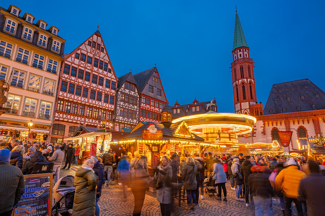 Blick auf Karussell und Weihnachtsmarkt auf dem Römerbergplatz in der Abenddämmerung, Frankfurt am Main, Hessen, Deutschland, Europa