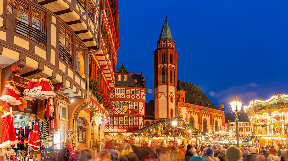 Blick auf den Weihnachtsmarkt auf dem Römerbergplatz in der Abenddämmerung, Frankfurt am Main, Hessen, Deutschland, Europa