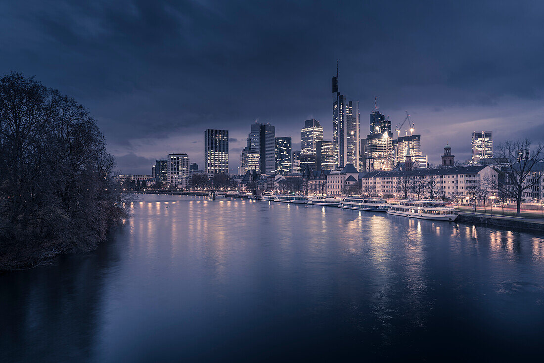 Blick vom Main auf die Skyline der Stadt in der Morgendämmerung, Frankfurt am Main, Hessen, Deutschland, Europa