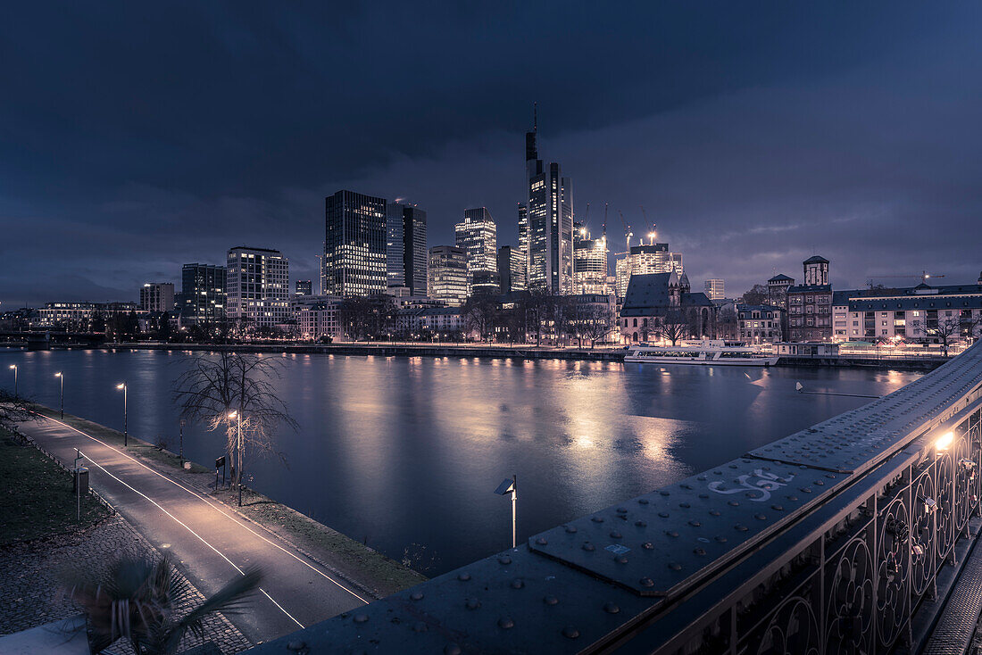 Blick von der Eiserner-Steg-Brücke über den Main auf die Skyline von Frankfurt am Main in der Morgendämmerung, Frankfurt am Main, Hessen, Deutschland, Europa