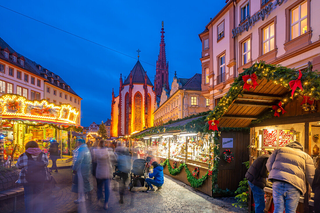 Blick auf den Weihnachtsmarkt und Maria Chappel auf dem Oberen Markt in der Abenddämmerung, Würzburg, Bayern, Deutschland, Europa