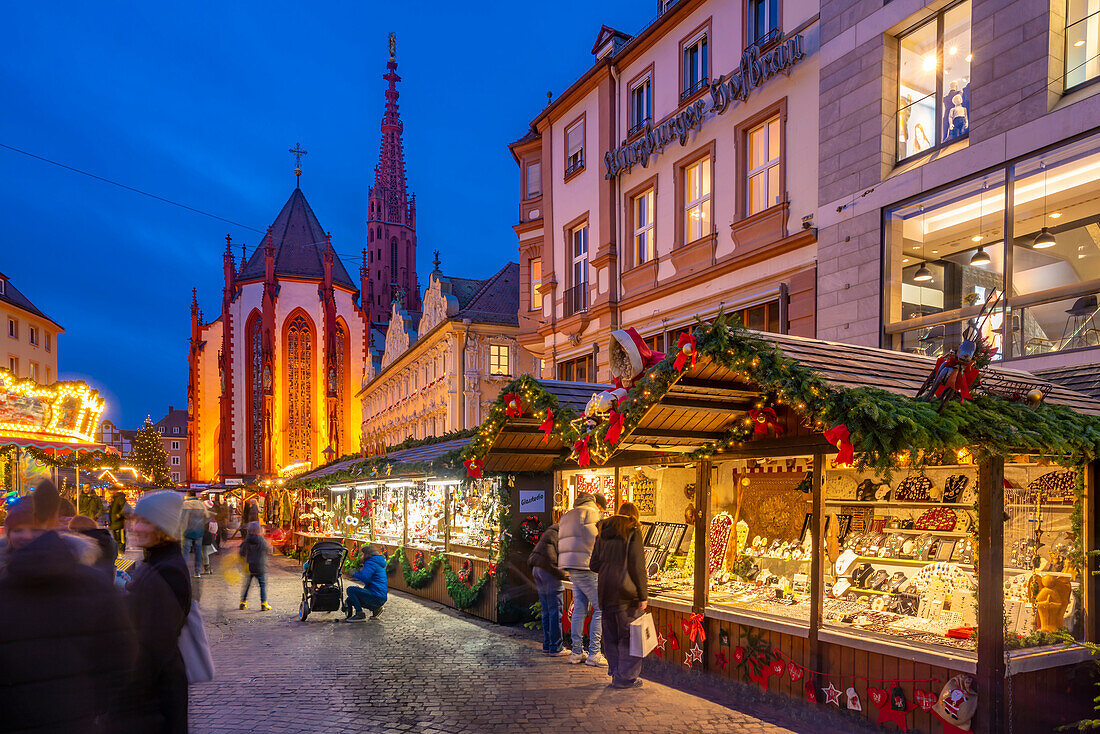 Blick auf den Weihnachtsmarkt und Maria Chappel am Oberen Markt in der Abenddämmerung, Würzburg, Bayern, Deutschland, Europa