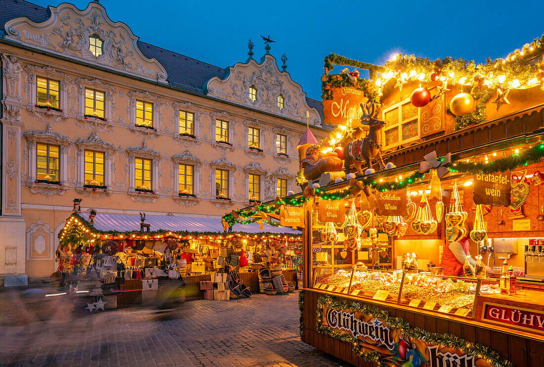 Blick auf den Weihnachtsmarkt, Maria Chappel und Falkenhaus am Oberen Markt in der Abenddämmerung, Würzburg, Bayern, Deutschland, Europa