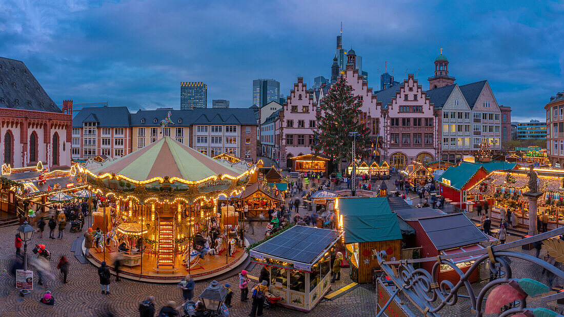 Blick auf Karussell und Weihnachtsmarktbuden in der Abenddämmerung, Römerbergplatz, Frankfurt am Main, Hessen, Deutschland, Europa