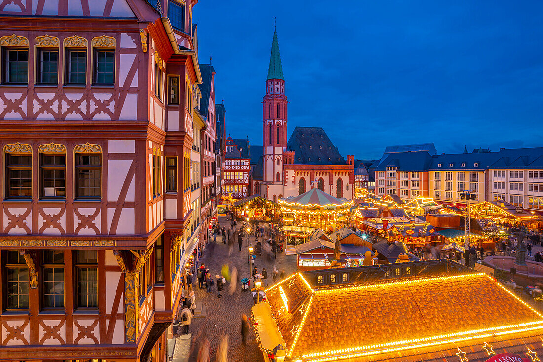 Blick auf Karussell und Weihnachtsmarktbuden in der Abenddämmerung, Römerbergplatz, Frankfurt am Main, Hessen, Deutschland, Europa