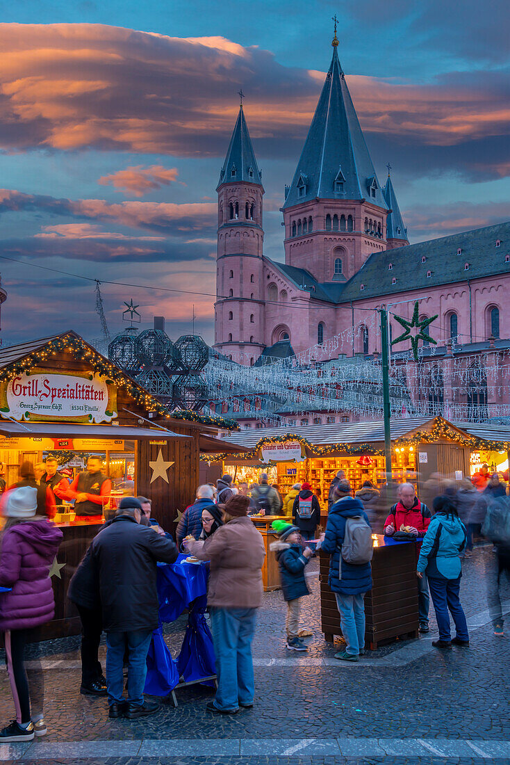 Blick auf Weihnachtsmarkt und Dom auf dem Domplatz, Mainz, Rheinland-Pfalz, Deutschland, Europa