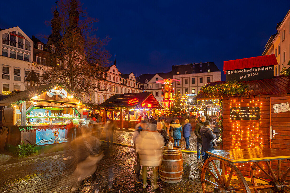 Blick auf den Weihnachtsmarkt am Brunnen Am Plan in der historischen Altstadt, Koblenz, Rheinland-Pfalz, Deutschland, Europa
