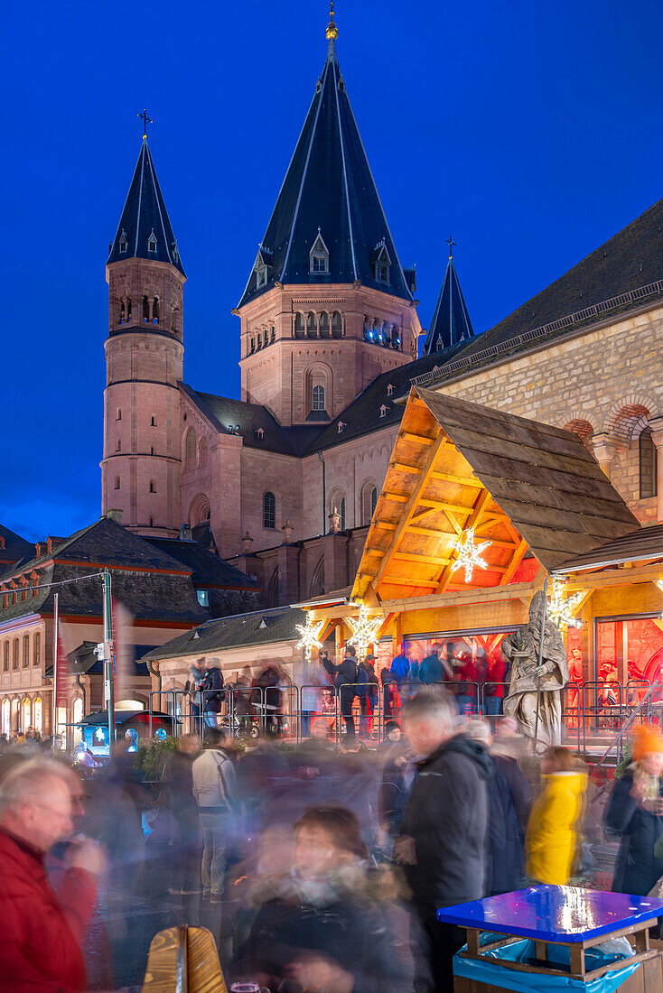 Blick auf den Weihnachtsmarkt und den Dom auf dem Domplatz, Mainz, Rheinland-Pfalz, Deutschland, Europa