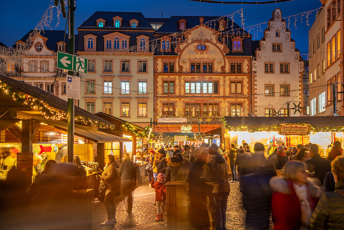 Blick auf den Weihnachtsmarkt am Domplatz, Mainz, Rheinland-Pfalz, Deutschland, Europa