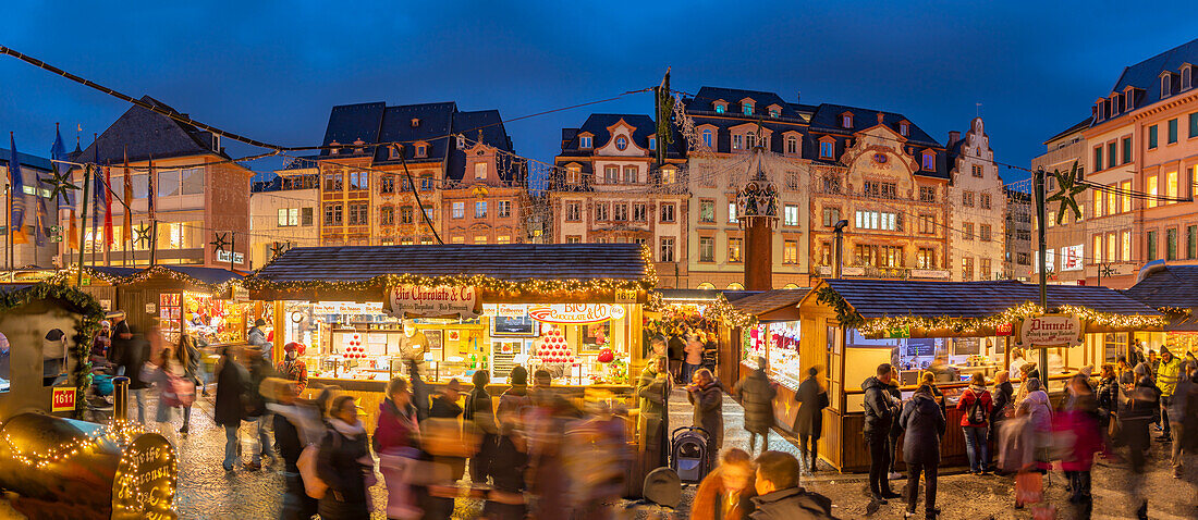 Blick auf den Weihnachtsmarkt auf dem Domplatz, Mainz, Rheinland-Pfalz, Deutschland, Europa