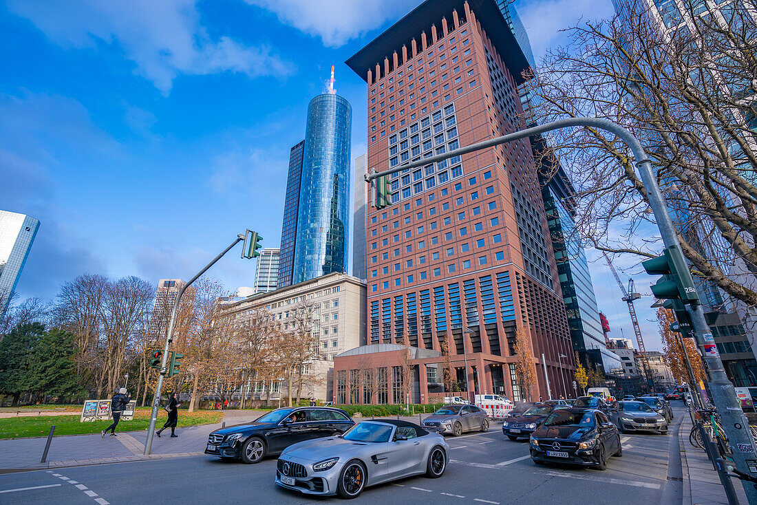 Blick auf die Skyline des Finanzviertels und den Verkehr, Taunusanlage, Frankfurt am Main, Hessen, Deutschland, Europa