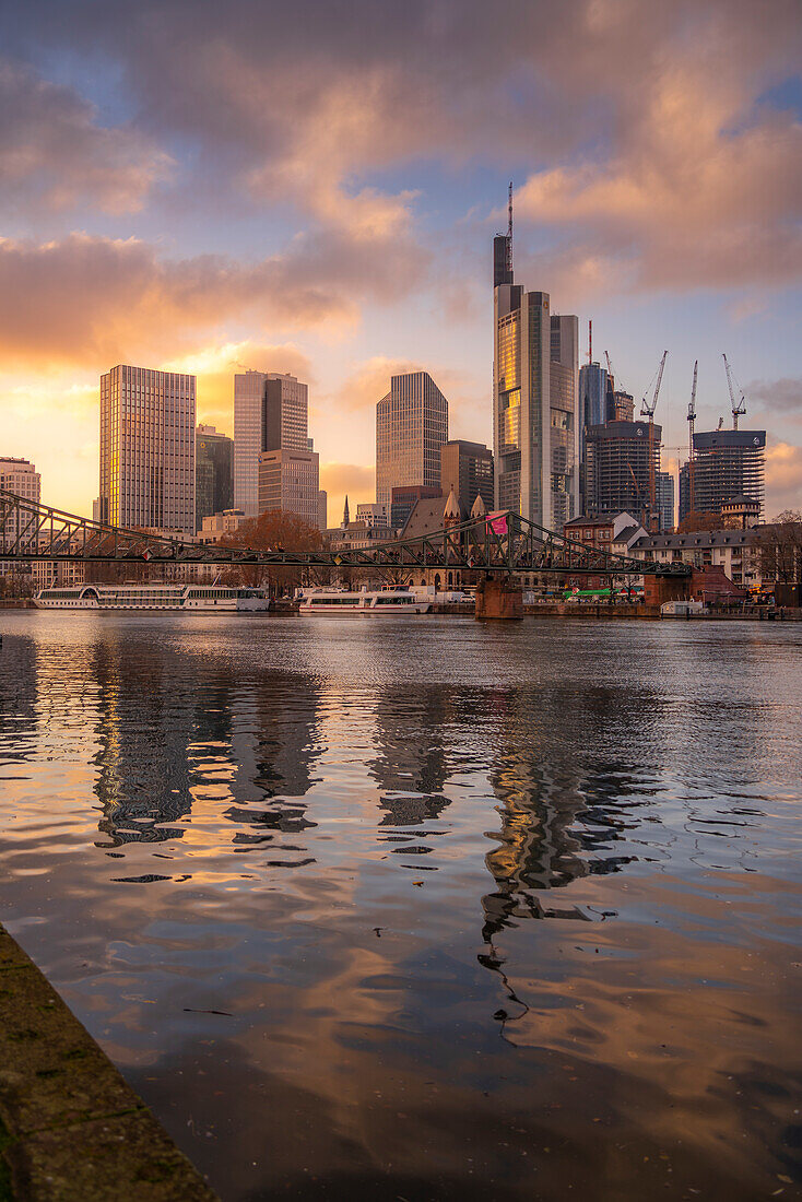 Blick auf Stadtsilhouette und Main bei Sonnenuntergang, Frankfurt am Main, Hessen, Deutschland, Europa