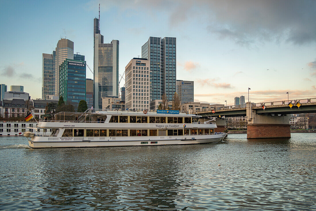 Blick auf Stadtsilhouette, Flusskreuzfahrtschiff und Main bei Sonnenuntergang, Frankfurt am Main, Hessen, Deutschland, Europa
