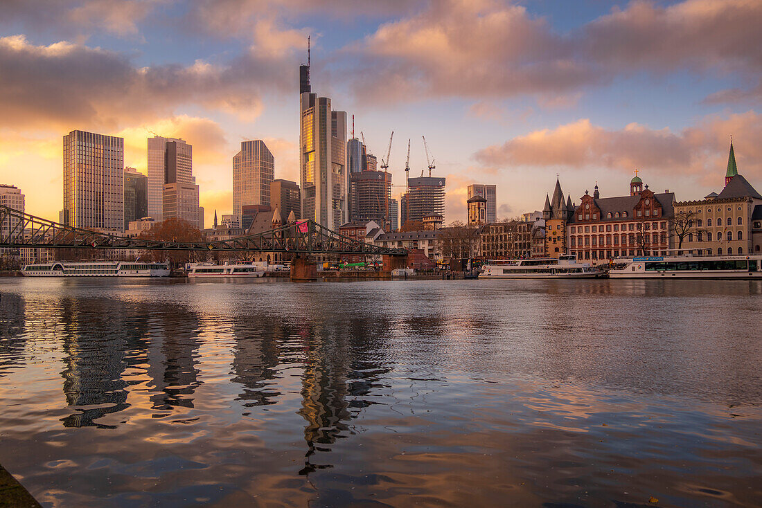 Blick auf die Skyline der Stadt und den Main bei Sonnenuntergang, Frankfurt am Main, Hessen, Deutschland, Europa