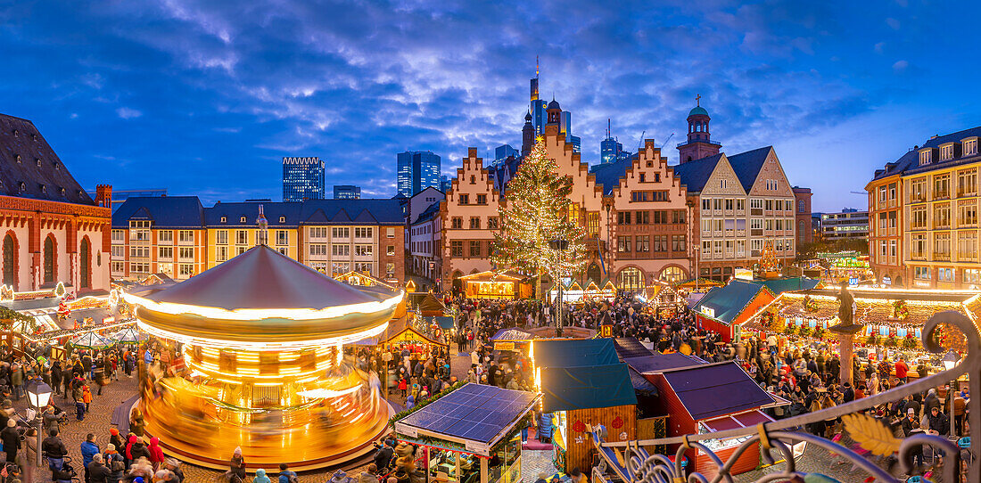 Blick auf den Weihnachtsmarkt auf dem Römerbergplatz von erhöhter Position in der Abenddämmerung, Frankfurt am Main, Hessen, Deutschland, Deutschland, Europa