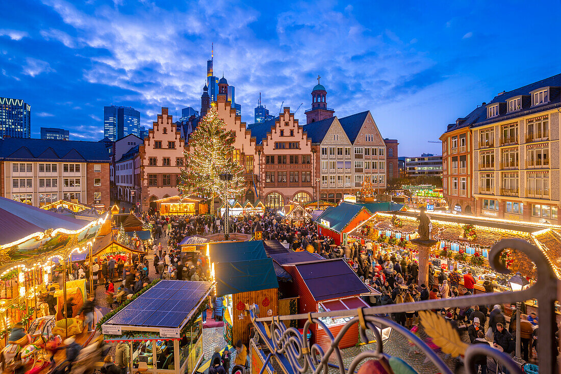 Blick auf den Weihnachtsmarkt auf dem Römerbergplatz von erhöhter Position in der Abenddämmerung, Frankfurt am Main, Hessen, Deutschland, Europa