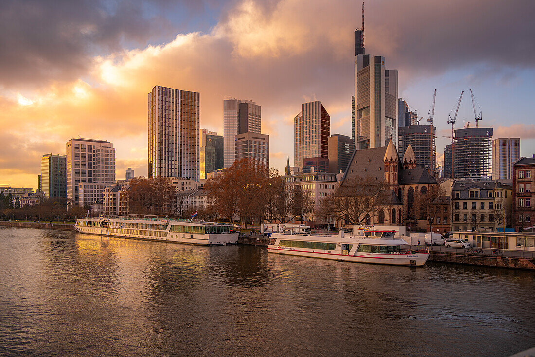 Blick auf die Skyline der Stadt und den Main bei Sonnenuntergang, Frankfurt am Main, Hessen, Deutschland, Europa