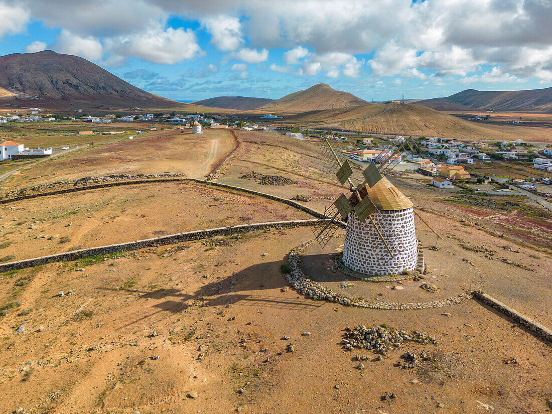Luftaufnahme der Windmühle und der umgebenden Landschaft, Fuerteventura, Kanarische Inseln, Spanien, Atlantik, Europa