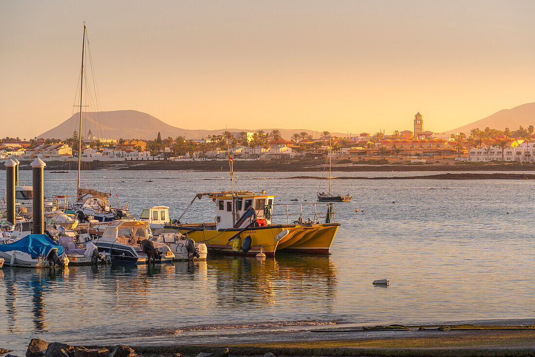 Blick auf Hafenboote und Corralejo bei Sonnenuntergang, Corralejo, Fuerteventura, Kanarische Inseln, Spanien, Atlantik, Europa