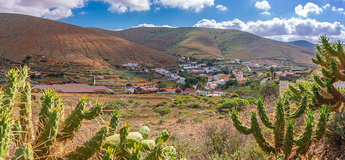 View of Betancuria set in dramatic landscape from elevated position, Betancuria, Fuerteventura, Canary Islands, Spain, Atlantic, Europe