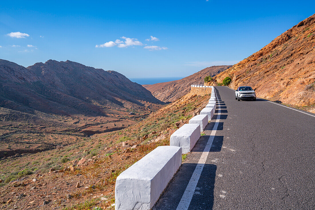 Blick auf Straße durch Landschaft bei Vega de Rio Palmas, Betancuria, Fuerteventura, Kanarische Inseln, Spanien, Atlantik, Europa
