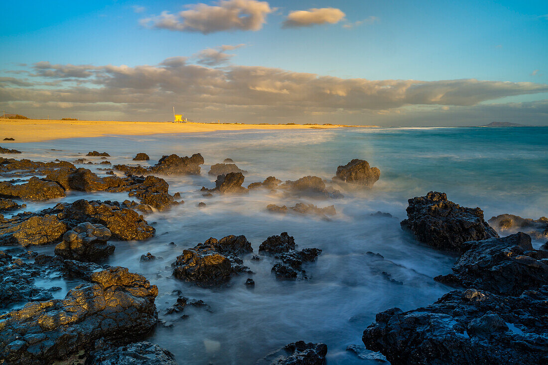 Blick auf den Strand und den Atlantischen Ozean bei Sonnenaufgang, Corralejo Naturpark, Fuerteventura, Kanarische Inseln, Spanien, Atlantik, Europa