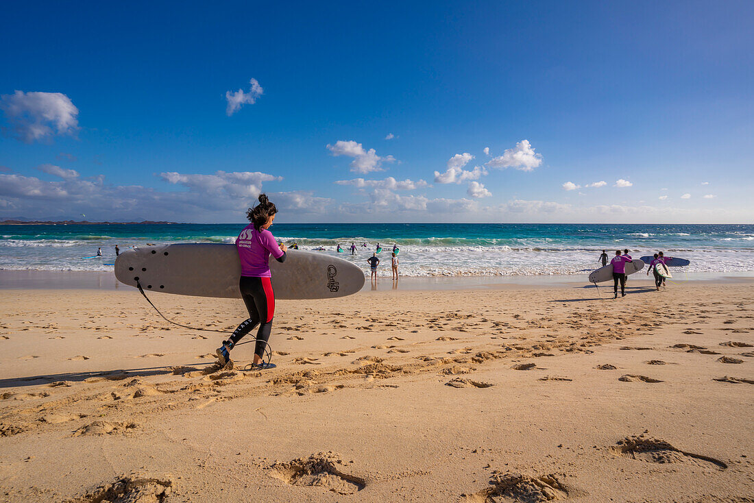 Blick auf Surfer am Strand und den Atlantischen Ozean, Corralejo Naturpark, Fuerteventura, Kanarische Inseln, Spanien, Atlantik, Europa