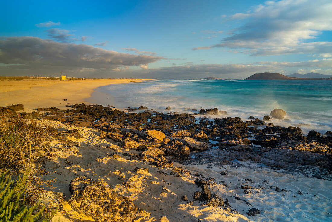 Blick auf den Strand und den Atlantischen Ozean bei Sonnenaufgang, Naturpark Corralejo, Fuerteventura, Kanarische Inseln, Spanien, Atlantik, Europa