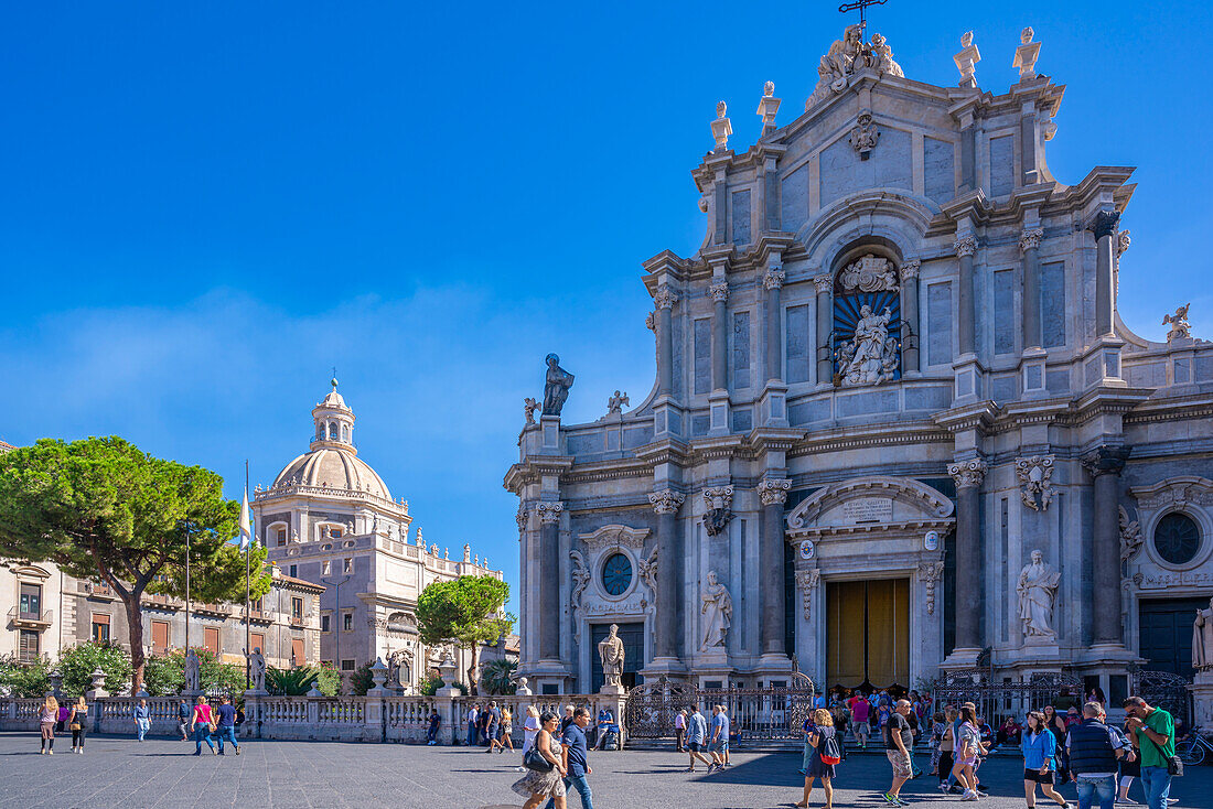 Blick auf den Dom von Sant'Agata und die Chiesa della Badia di Sant'Agata, Piazza Duomo, Catania, Sizilien, Italien, Mittelmeer, Europa