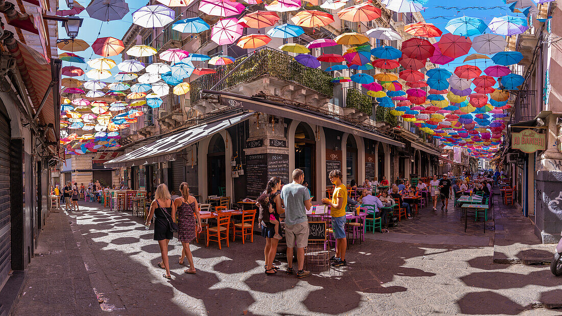 Blick auf bunte Sonnenschirme und Restaurants in der Via Gisira, Catania, Sizilien, Italien, Mittelmeer, Europa
