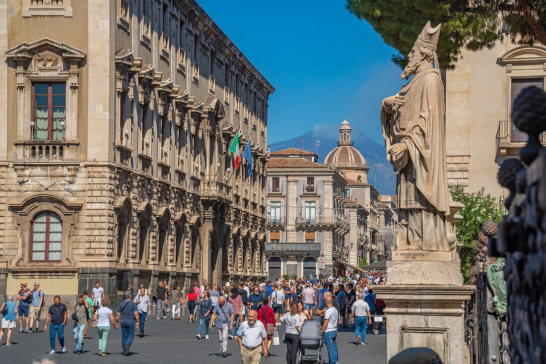 Blick auf die Piazza Duomo und den Ätna im Hintergrund, Catania, Sizilien, Italien, Mittelmeer, Europa
