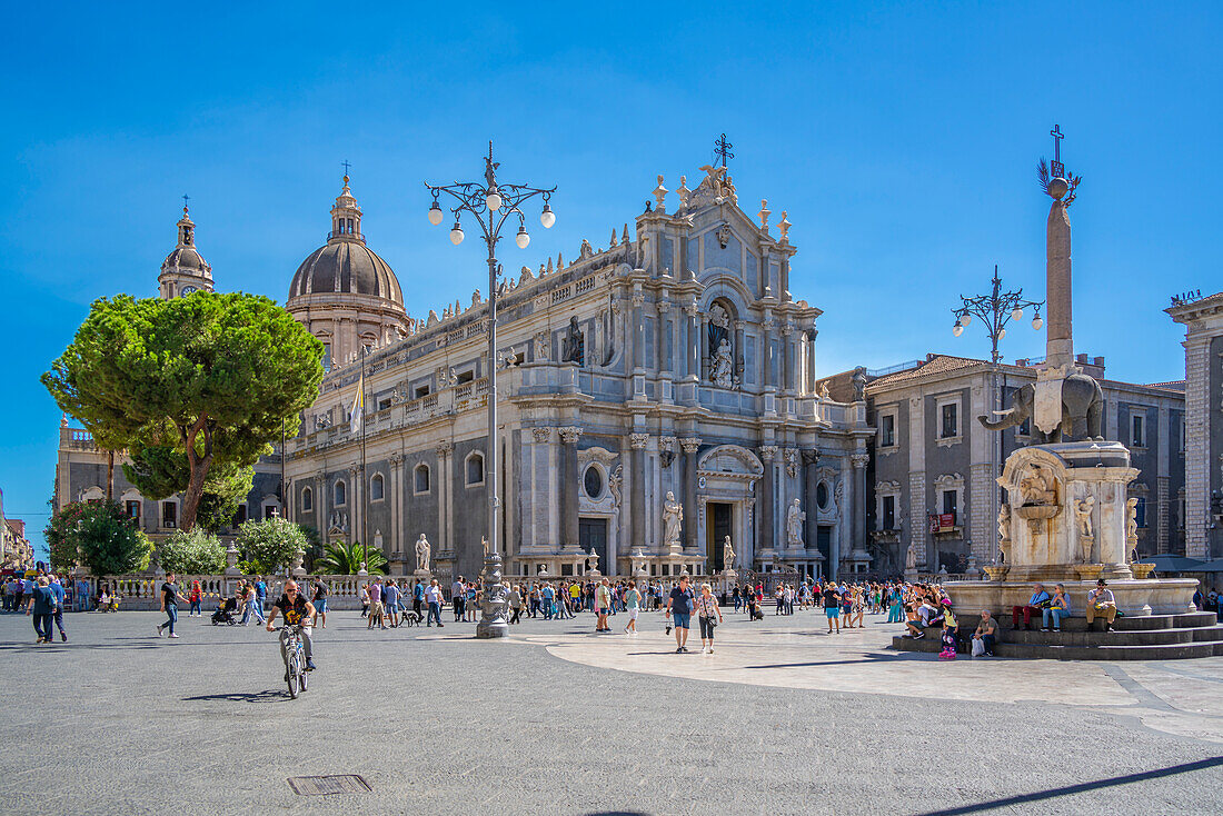Blick auf den Dom von Sant'Agata und den Elefantenbrunnen, Piazza Duomo, Catania, Sizilien, Italien, Mittelmeerraum, Europa