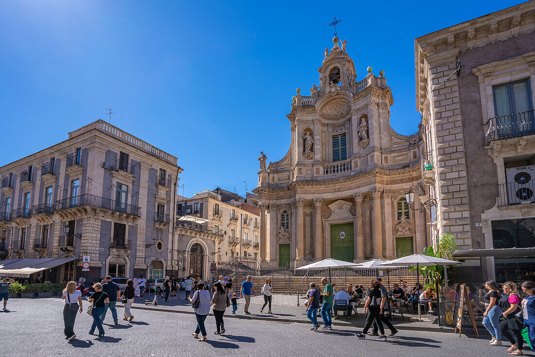 View of cafe and The Basilica della Collegiata church, Catania, Sicily, Italy, Mediterranean, Europe
