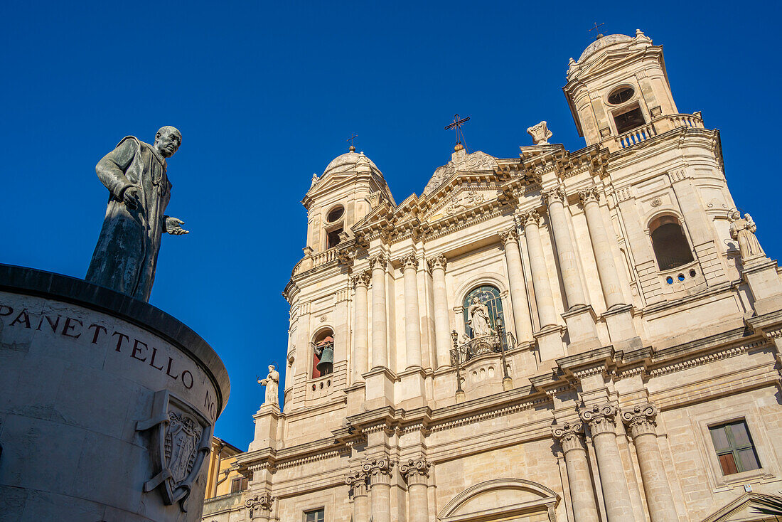 Blick auf die Kirche des Heiligen Franz von Assisi von der Piazza San Francesco d'Assisi, Catania, Sizilien, Italien, Mittelmeer, Europa