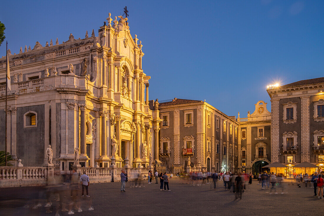 Blick auf den Duomo di Sant'Agata auf der Piazza Duomo in der Abenddämmerung, Catania, Sizilien, Italien, Mittelmeerraum, Europa
