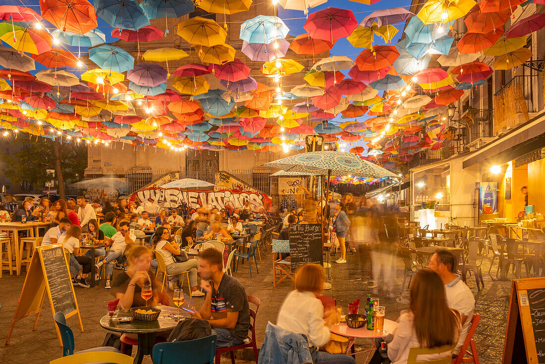 Blick auf bunte Sonnenschirme und Restaurants in der Via Gisira bei Nacht, Catania, Sizilien, Italien, Mittelmeerraum, Europa