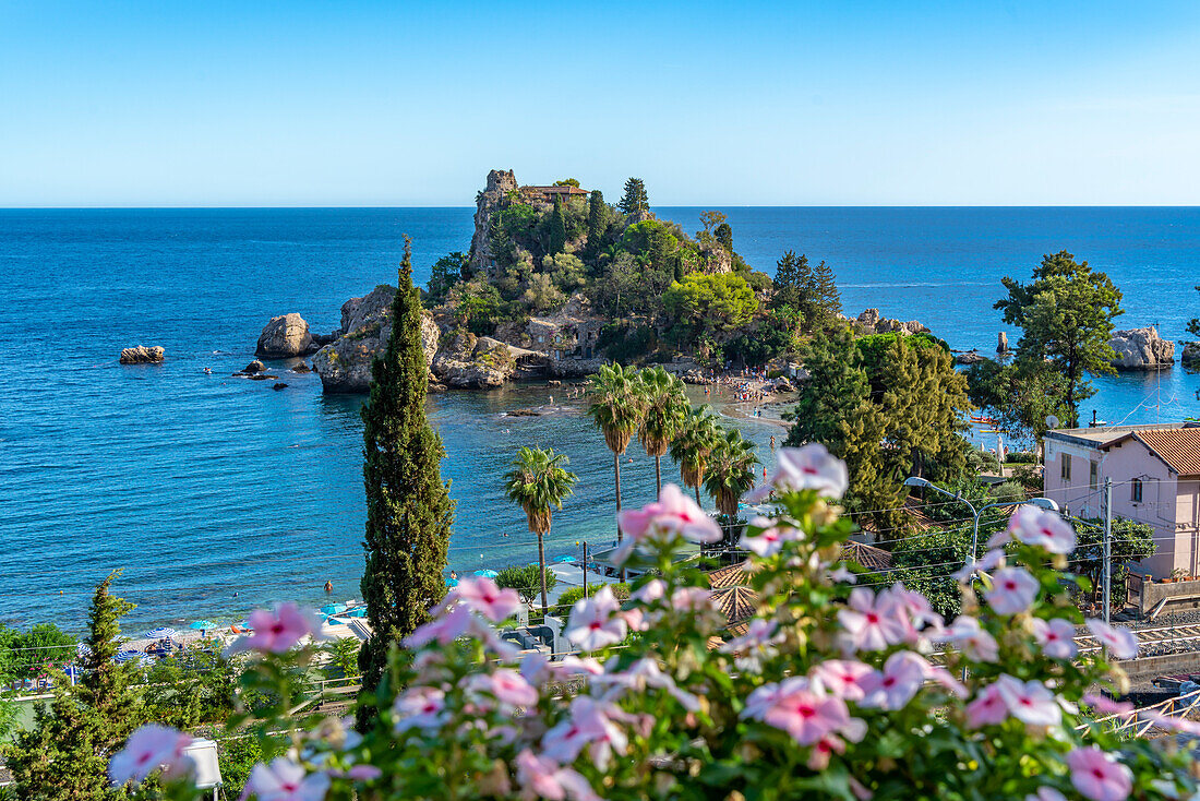 Blick auf die Isola Bella und den Strand an einem sonnigen Tag, Mazzaro, Taormina, Sizilien, Italien, Mittelmeer, Europa