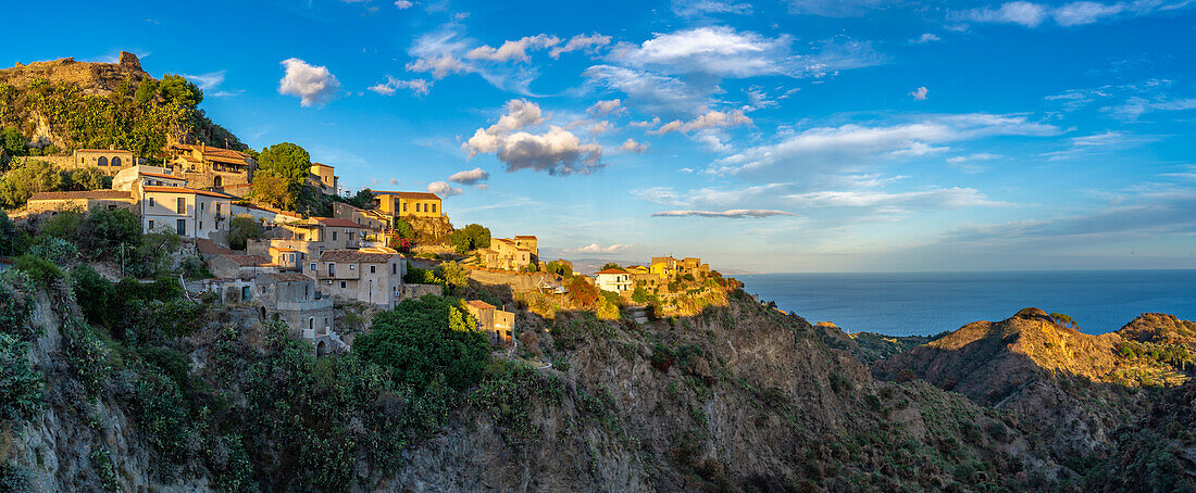Blick auf die Stadt Savoca und das Mittelmeer bei Sonnenuntergang, Savoca, Messina, Sizilien, Italien, Europa