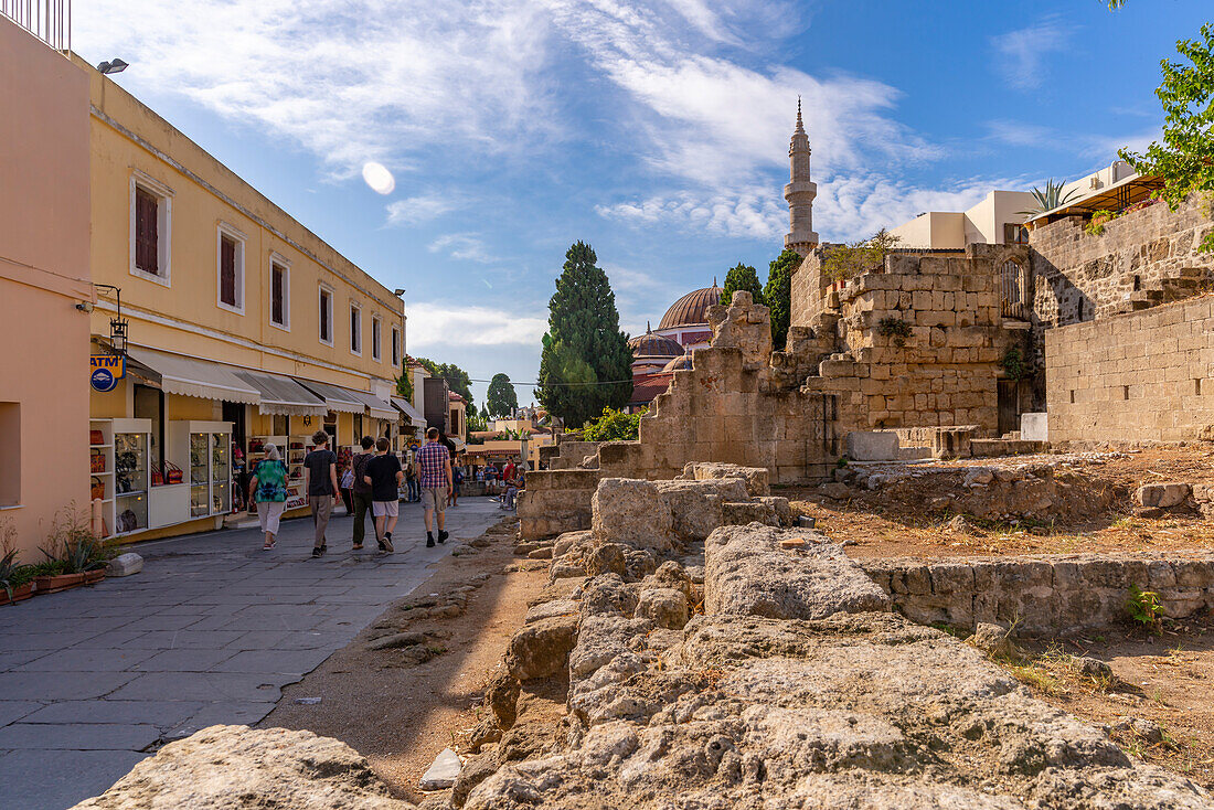 Blick auf die Sultan-Mustafa-Moschee, Alt-Rhodos-Stadt, UNESCO-Weltkulturerbe, Rhodos, Dodekanes, Griechische Inseln, Griechenland, Europa