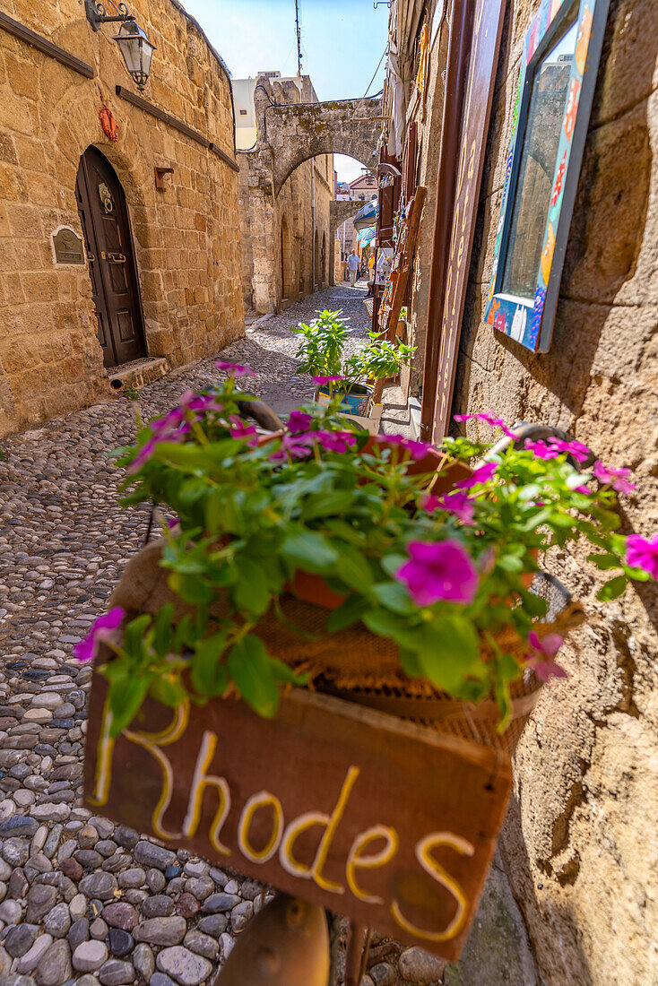 Blick auf das Schild von Rhodos in einer engen Kopfsteinpflasterstraße, Altstadt von Rhodos, UNESCO-Weltkulturerbe, Rhodos, Dodekanes, Griechische Inseln, Griechenland, Europa