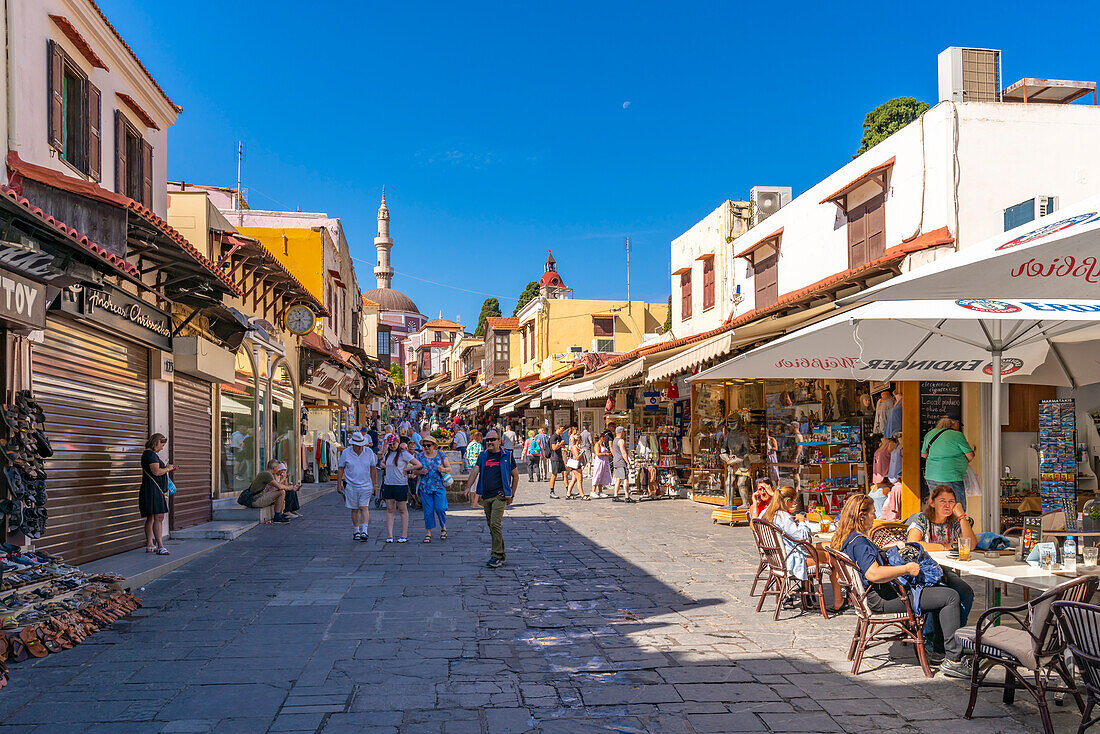 Blick auf die Suleiman-Moschee und die Geschäfte auf dem Soktratous, Altstadt von Rhodos, UNESCO-Weltkulturerbe, Rhodos, Dodekanes, Griechische Inseln, Griechenland, Europa