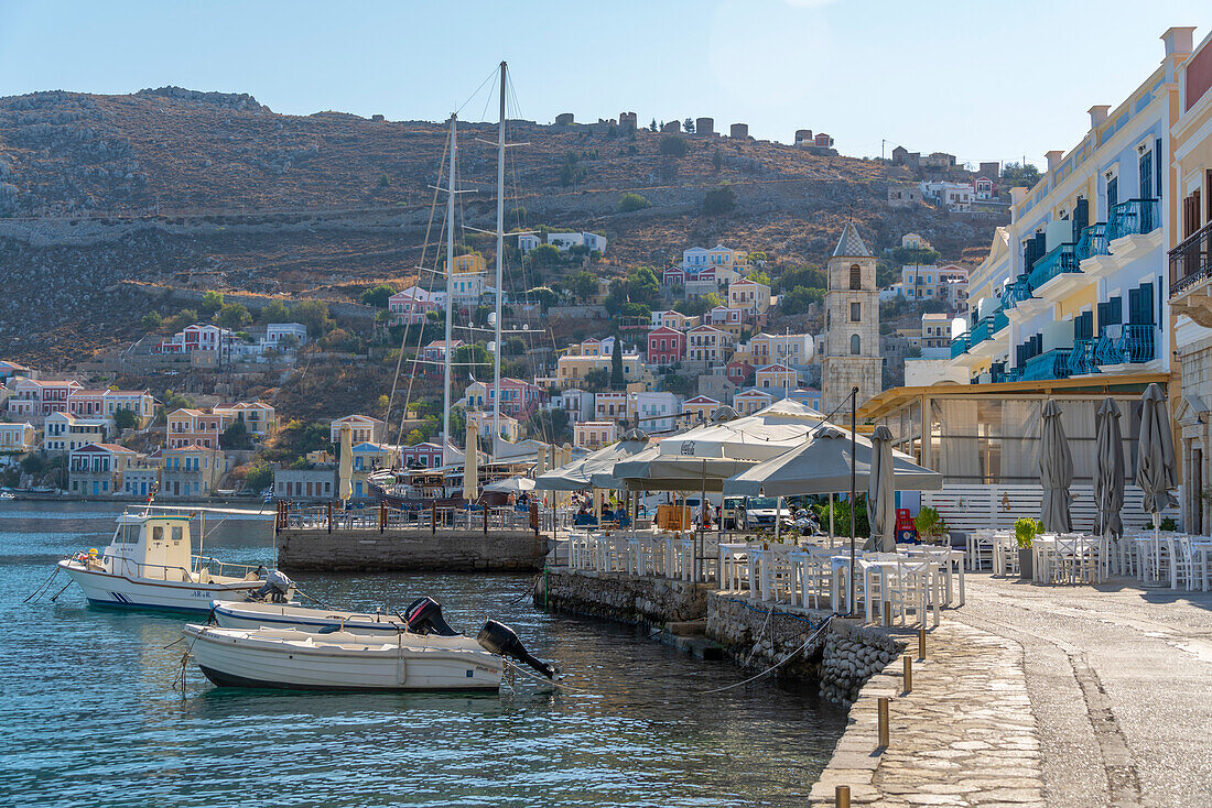 Blick auf Boote im Hafen von Symi Stadt, Insel Symi, Dodekanes, Griechische Inseln, Griechenland, Europa
