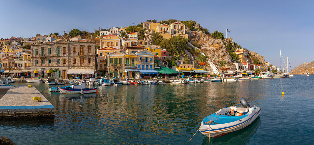 Blick auf Boote im Hafen von Symi-Stadt, Insel Symi, Dodekanes, Griechische Inseln, Griechenland, Europa