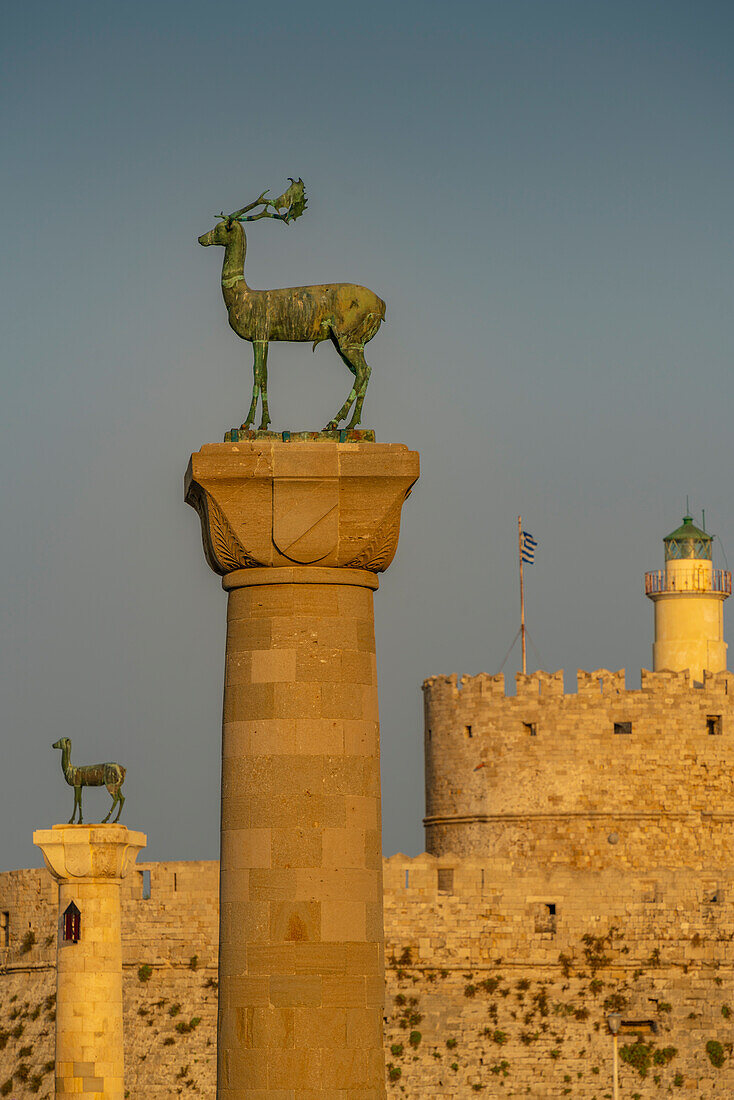 Blick auf Hirschstatuen und die Festung des Heiligen Nikolaus, Altstadt von Rhodos, UNESCO-Weltkulturerbe, Rhodos, Dodekanes, Griechische Inseln, Griechenland, Europa