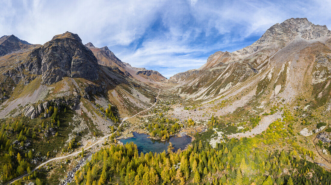 Luftaufnahme des Sees Acque Sparse in der Herbstsaison, Eita, Val Grosina, Valtellina, Provinz Sondrio, Lombardei, Italien, Europa