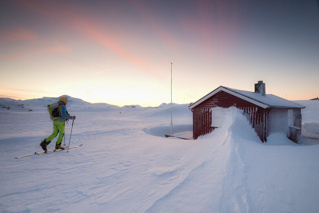 Der Skialper während eines kalten Sonnenuntergangs in Norwegen, Narvik, Norwegen, Europa