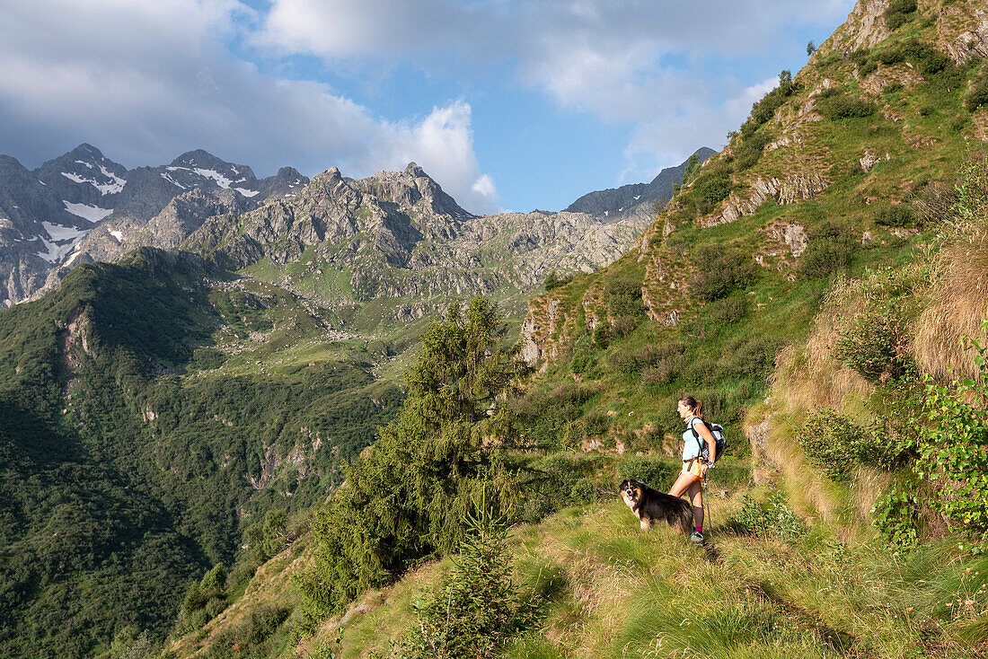 Mädchen mit ihrem Hund in den Orobie-Alpen, Valtellina, Provinz Sondrio, Lombardei, Italien, Europa